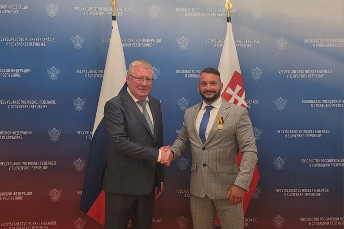 Foto: Primátor Poltára si prevzal ocenenie od ruskej ambasády za priateľské vzťahy. Tvrdí, že ho prijal s hrdosťou