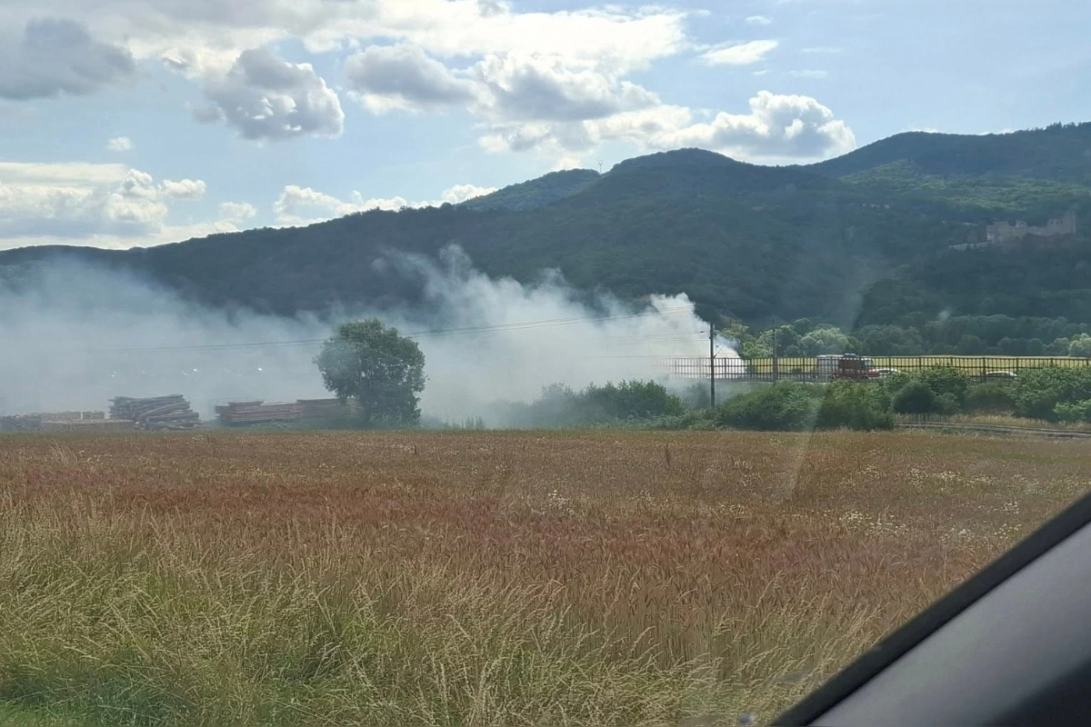 Foto: Na R1 za Žarnovicou smerom na Zvolen sa stala hromadná nehoda, jedno auto horí