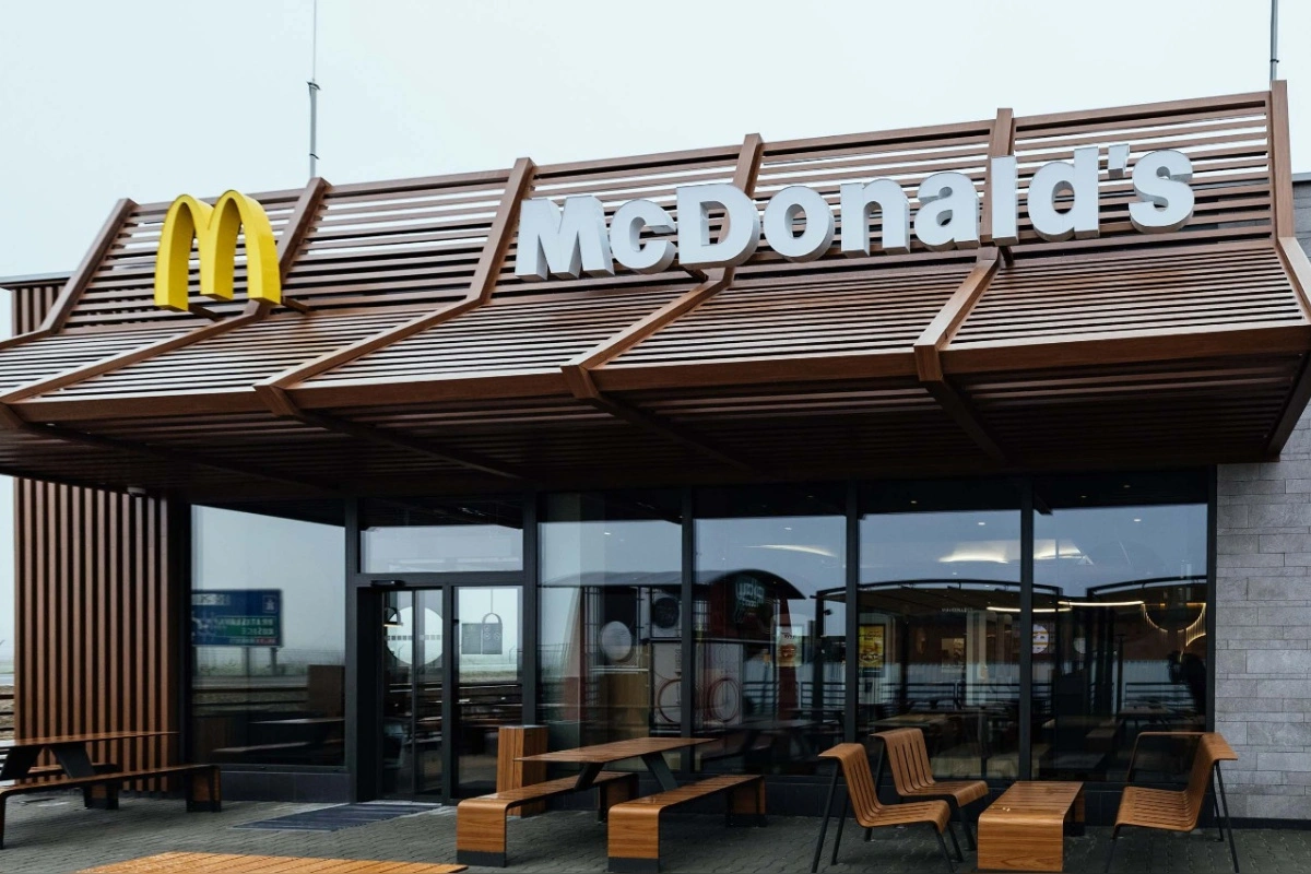 FOTO: Pri Zvolene vedľa koliby vyrastá McDonald’s, nová prevádzka už hľadá zamestnancov, aký plat ponúka?