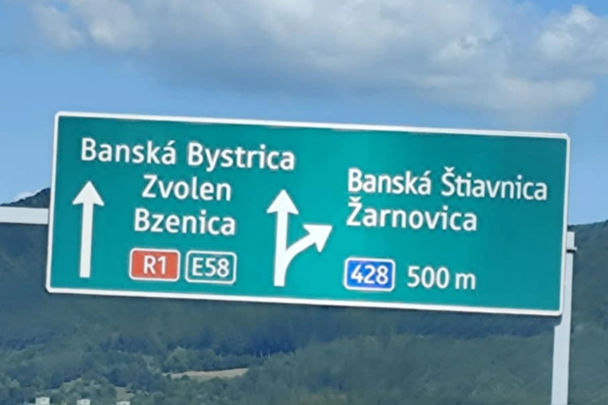 Foto: Na R1 po dlhých rokoch opäť nájdete označenú odbočku na Banskú Štiavnicu. Konečne sa to podarilo, tešia sa miestni