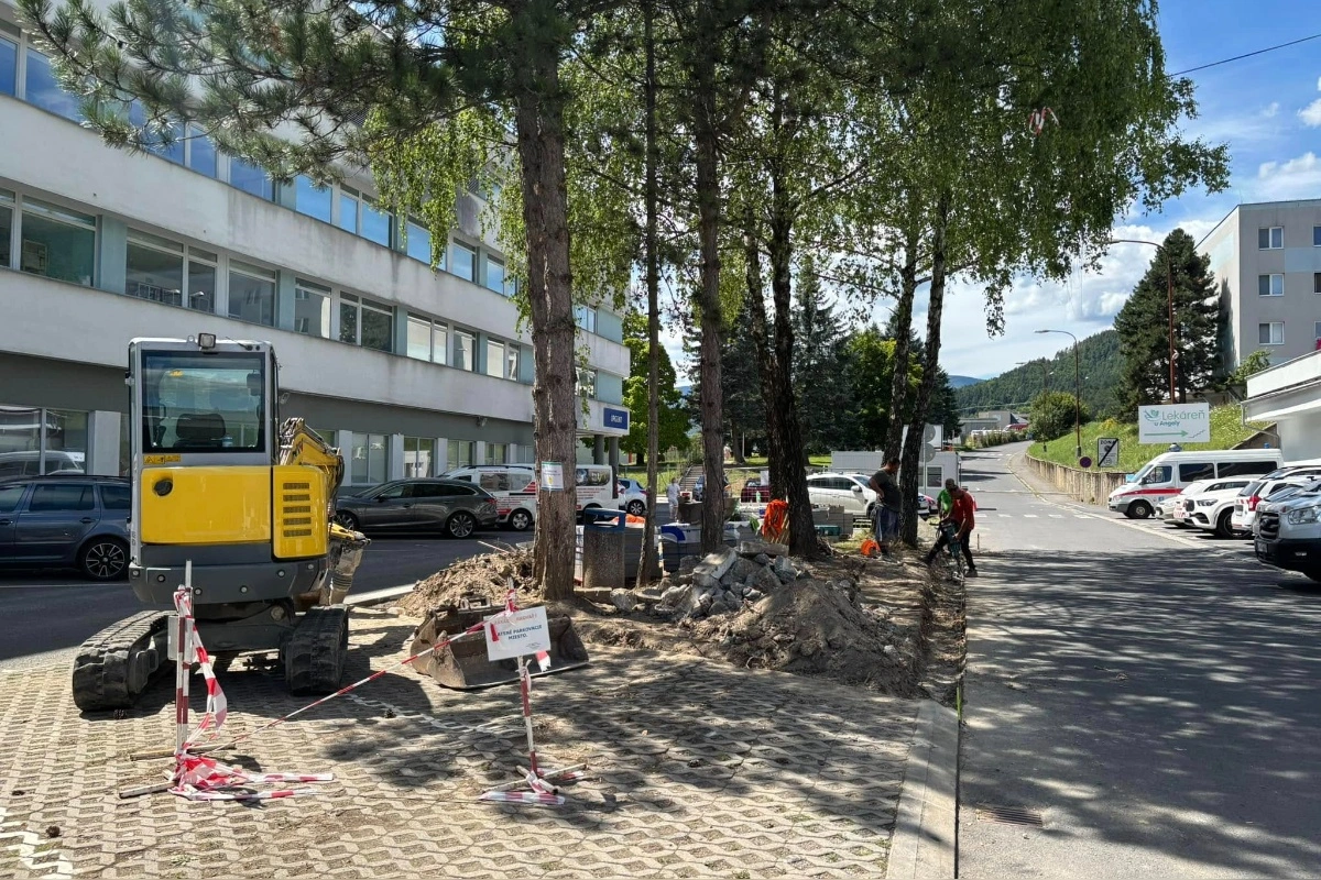 FOTO: Rooseveltova nemocnica skrášľuje priestor pri urgente, v areáli pribudli aj nové stojiská na bicykle