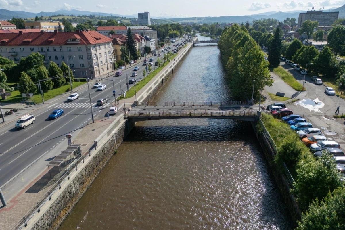 Foto: Rekonštrukcia mosta v Banskej Bystrici sa dotkne vodičov, chodcov aj cyklistov. Aké obmedzenia prinesie?