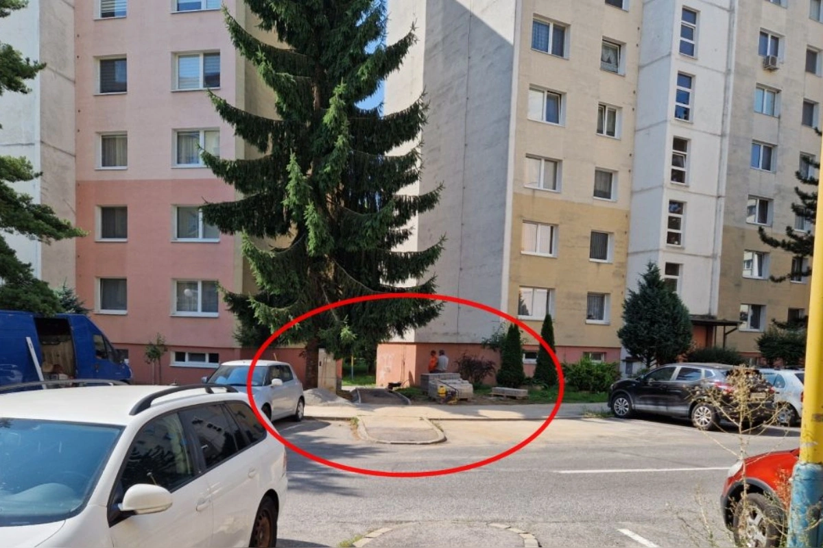 FOTO: Zničený chodník vo Zvolene sa dočkal opravy. Miestni dúfajú, že sa nezabudne ani na iné kritické miesta