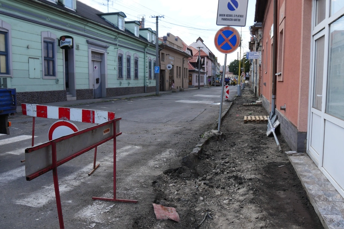 FOTO: V Lučenci sa pracuje na lepších cestách, vodiči aj chodci by mali byť v týchto lokalitách opatrní