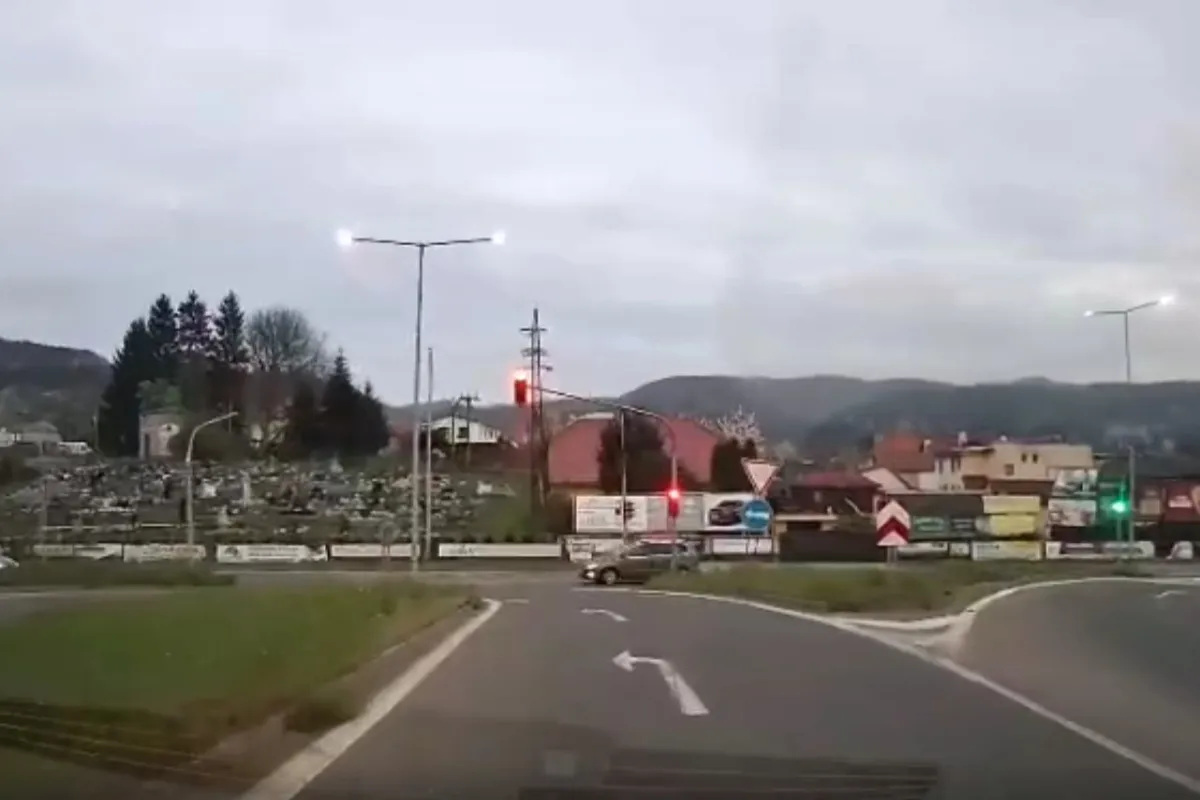 VIDEO: Bežná situácia na ceste vyvolala medzi šoférmi v Žiari búrlivú debatu. Ako správne stáť na tejto križovatke?