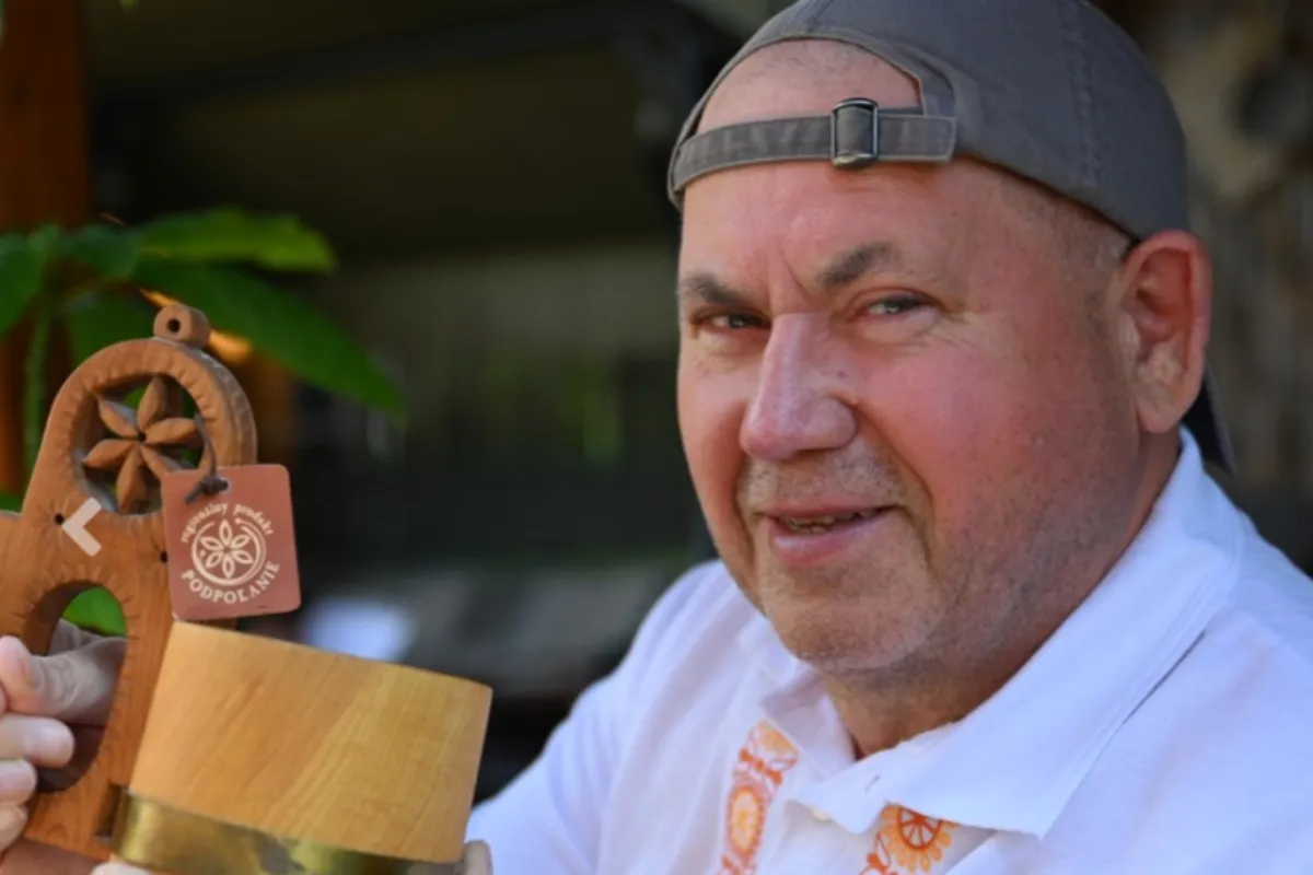 FOTO: Jozef z Podpoľania začal po ťažkej chorobe pracovať s drevom, jeho unikátne diela poznajú aj vo svete