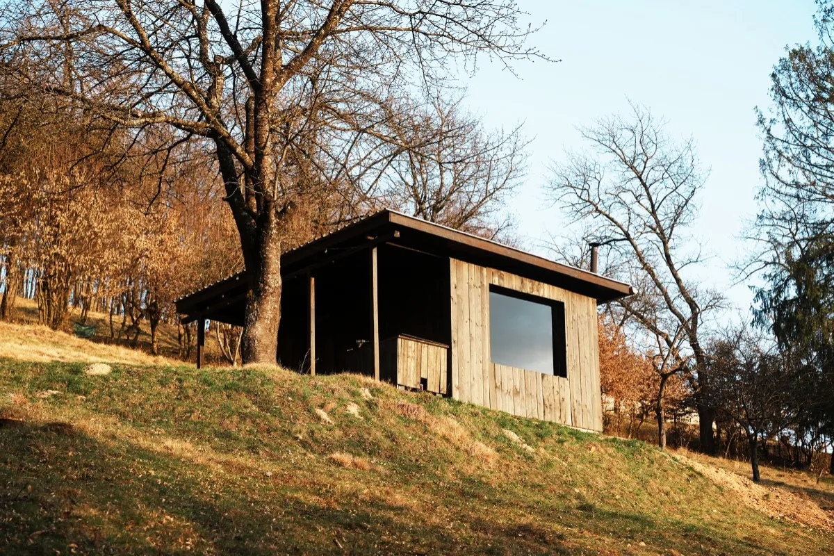 FOTO: Nad Revúcou vyrástla sauna, ktorá láka na oddych v prírode a výhľad na mesto. Prenajať si ju môžete aj vy