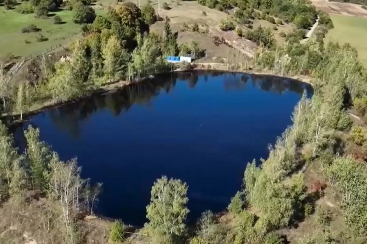 Z bývalého závodu na Horehroní denne vyvážajú tisíce litrov kontaminovanej vody, hrádza sa môže pretrhnúť