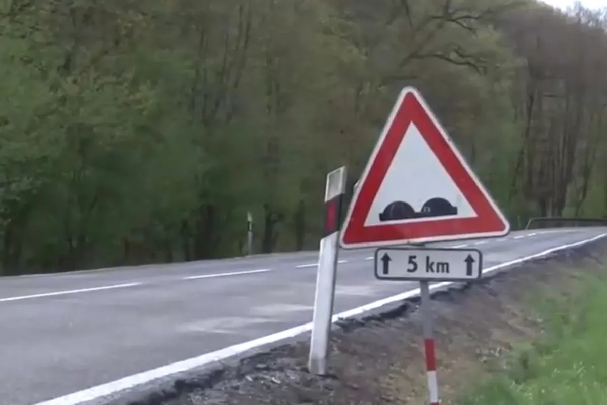 Cesta do Štiavnice je tŕňom v oku pre vodičov aj turistov. Hoci štát roky sľubuje opravu, peniaze stále chýbajú