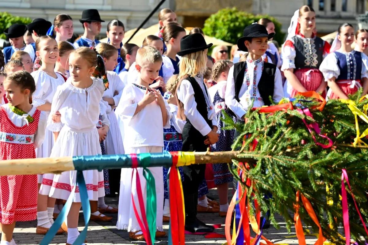 Mestá v Banskobystrickom kraji sa chystajú na stavanie májov. Kde všade si užijete túto jarnú tradíciu?
