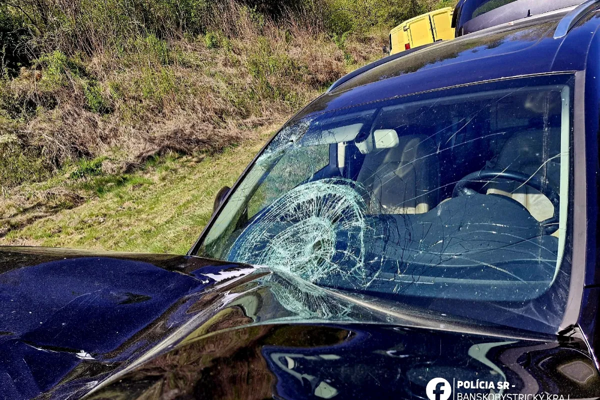 Smrteľná nehoda neďaleko Banskej Štiavnice: Cyklista sa zrazil s policajtkou v aute, na mieste zomrel