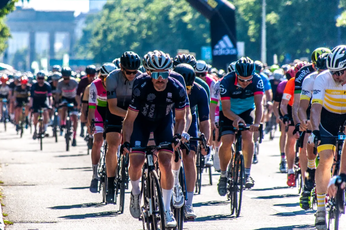 Cestu pri Rimavskej Sobote uzavrú cyklistické preteky, vodičov aj cestujúcich čakajú obmedzenia