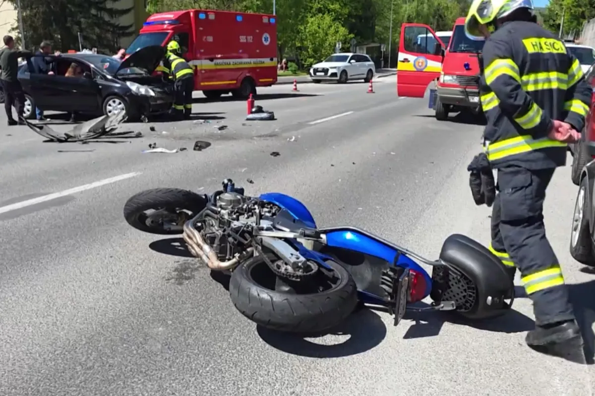 Na problémovej križovatke v Banskej Bystrici došlo večer k nehode, zranený motorkár skončil v nemocnici