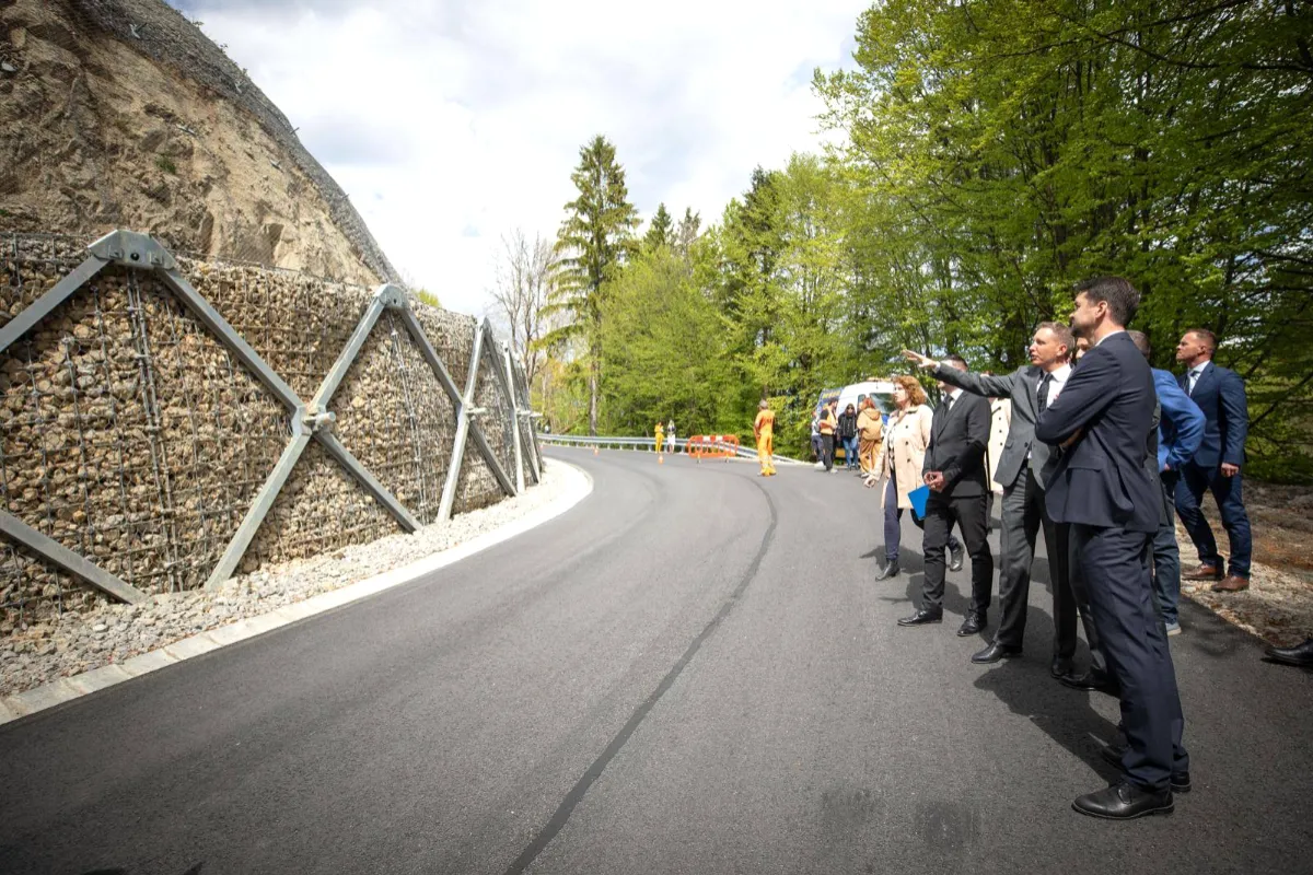 FOTO: V obci pri Bystrici hrozil zosuv pôdy na jedinú prístupovú cestu, mimoriadnu situáciu sa podarilo vyriešiť