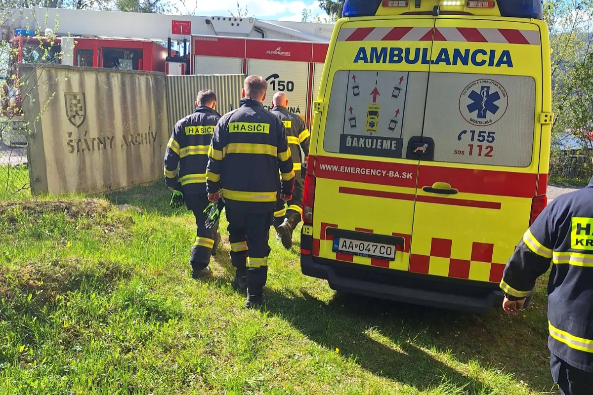 FOTO: V Kremnici spadla do studne žena, uzimenej a zúfalej von jej pomohli hasiči