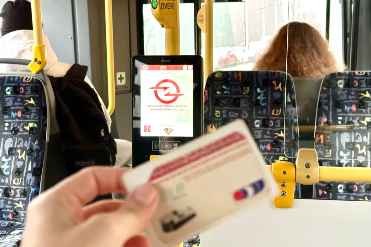 Bystričania pravidelne hľadajú v MHD funkčný terminál, revízori napriek tomu dali pokutu aj mamičke s chorým synom