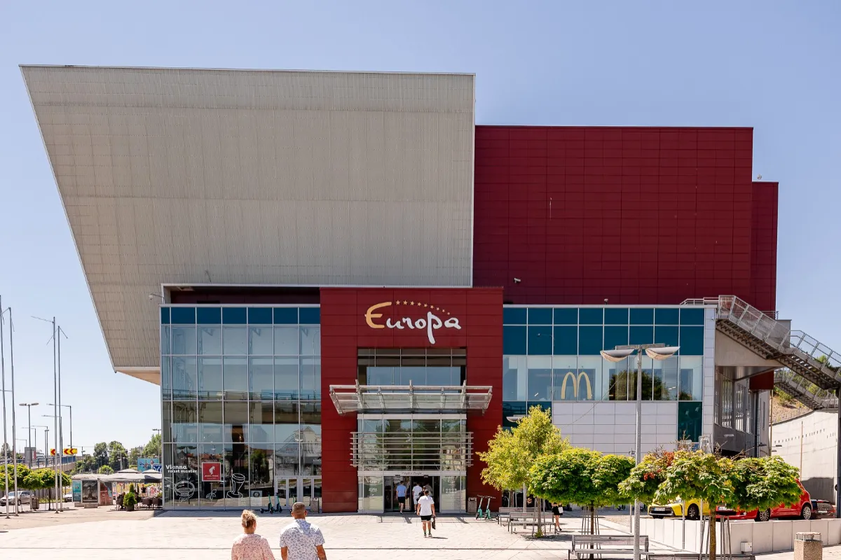 Májové sviatky menia otváracie hodiny reťazcov. Niektoré obchody v Bystrickom ostávajú otvorené, kde si nakúpite?