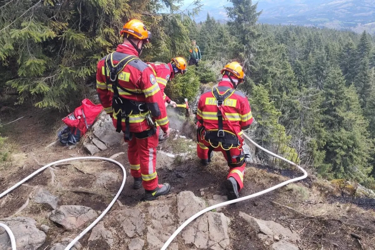 FOTO: Dramatický zásah v horách. Les pri Hriňovej zachvátil oheň, hasiči nasadili lezeckú techniku aj leteckú pomoc