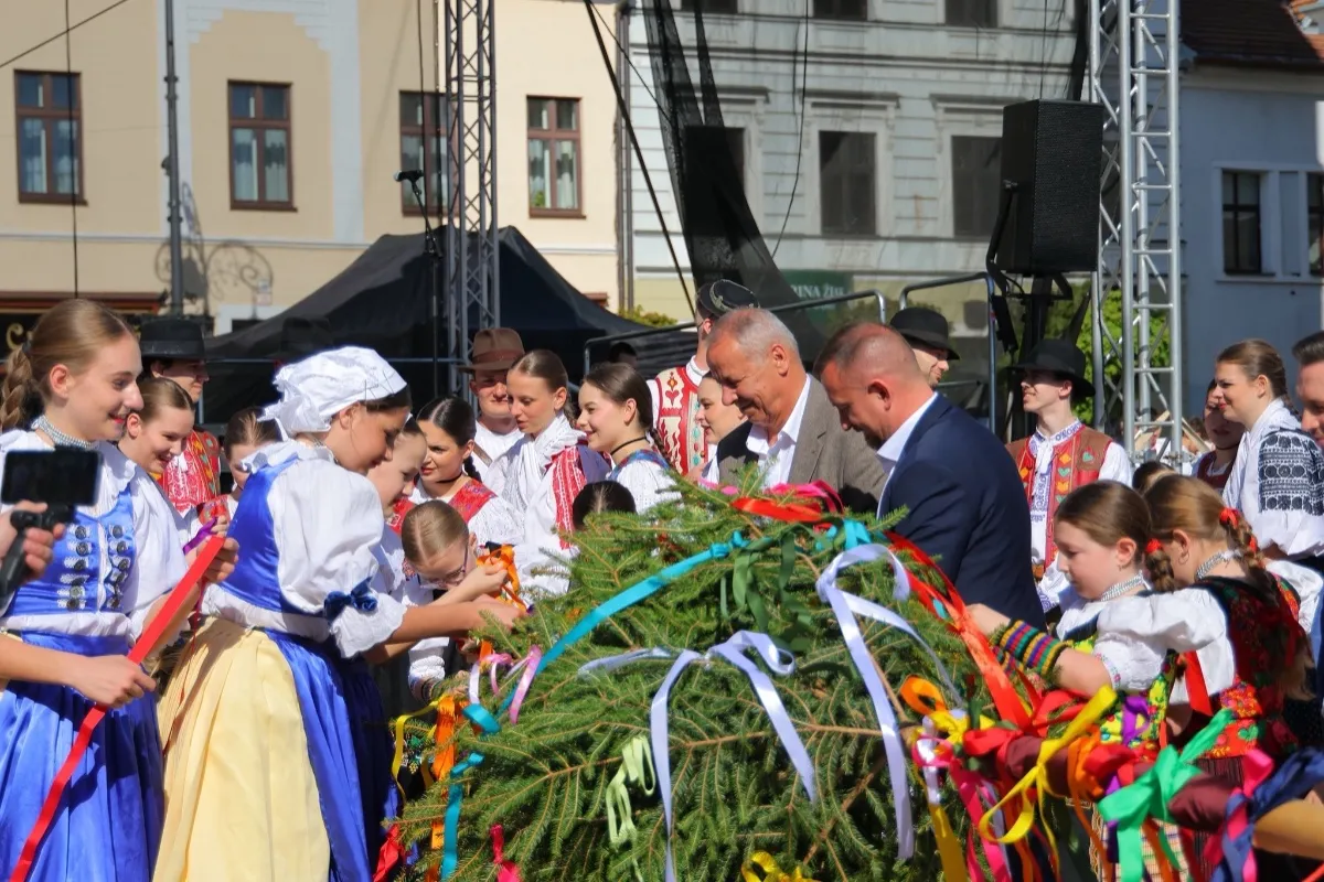 FOTO: Jar vítali folklórom aj spevom. Máje vyrástli v mestách aj dedinách naprieč banskobystrickým krajom 