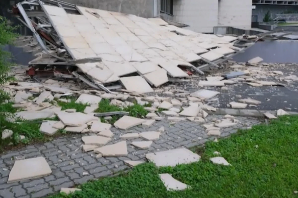 FOTO: Z ikonickej budovy zvolenskej univerzity opadal mramor a zostali surové panely, oprava bude náročná