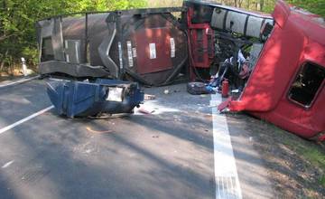 Čelnú zrážku s kamiónom vodička osobného auta neprežila