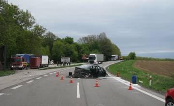 Pri zrážke osobného auta s kamiónom sa zranili traja ľudia