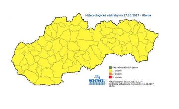V okrese Banská Bystrica sa dnes od večerných hodín až do zajtra predpoludnia očakáva výskyt hmiel