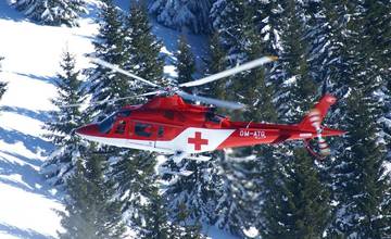 Muža v lese privalil strom, zasiahol mu hlavu a hrudník, záchranár bol k nemu spustený z vrtuľníka