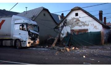 Kamión takmer skončil v rodinnom dome, kde spala rodina s deťmi, zastavil ho až betónový stĺp