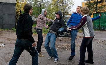 Dvaja tínedžeri napadli 15-ročného mladíka, zbili ho pred očami spolužiakov