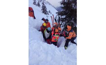 15-ročná lyžiarka sa zrazila s lyžiarom a zlomila si nohu, odviesť ju musel vrtuľník