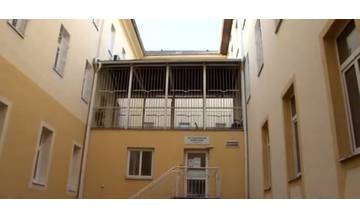 Rozruch v nemocnici! Pacient utiekol cez okno, ale uviazol na mrežiach, zasahovať museli hasiči