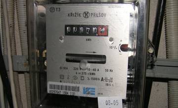 Vyčíňa falošný kontrolór! Vyhráža sa odpojením elektriny a pokutou, kvôli nelegálnemu odberu