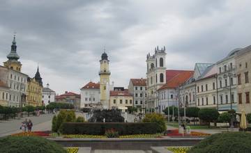 Mesto Banská Bystrica reaguje na krok aktivistov, ktorí rozvešali krvavé tričká po uliciach