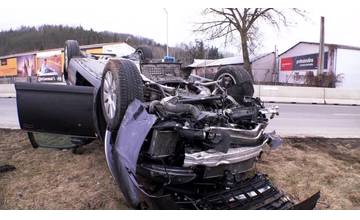 Mladá vodička havarovala s dvoma malými deťmi v aute, zrejme dostala mikrospánok