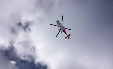 Uviaznutému lyžiarovi letel na pomoc záchranársky vrtuľník, po páde sa nemohol pohnúť