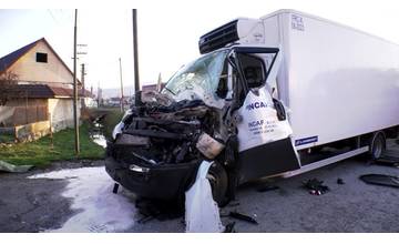 Nepozornosť vodiča zapríčinila zrážku s nákladiakom, z auta ho museli vystrihávať hasiči