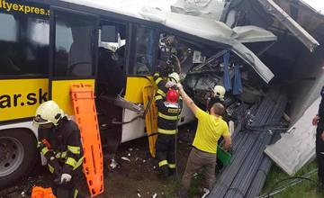 Tragická nehoda pri Badíne: Zrážku autobusu s kamiónom neprežili dvaja ľudia, zasahoval aj vrtuľník