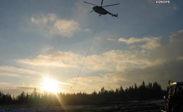 Muža v lese pri manipulácií zasiahol strom, s viacerými poraneniami ho prevážal vrtuľník