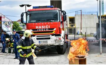 Požiar v Uľanke: Horel sklad s drevom, zasahovalo 12 hasičov