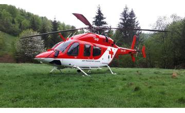 Pilčíka zavalil kmeň stromu, vyslobodiť ho museli hasiči, zasahoval aj vrtuľník