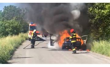 Manželom zhorelo auto pred ich očami, kývali na okoloidúcich vodičov no nikto im nepomohol