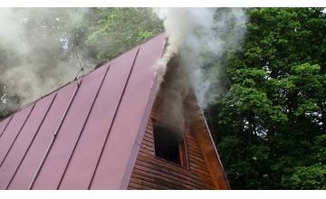 Do chaty na Donovaloch udrel blesk, hasičom sa požiar našťastie podarilo uhasiť