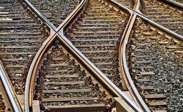 Tragédia na železnici: 45-ročná žena skočila pod nákladný vlak, náraz neprežila