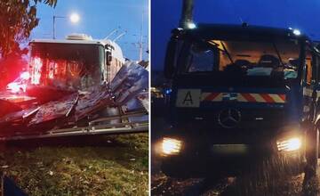 FOTO: Pri železničnej stanici sa zrazil trolejbus so smetiarskym autom, 7 ľudí je zranených