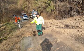 Mimoriadna udalosť medzi obcami Lučatín a Ľubietová. Na cestu sa zosunul svah, situáciu riešia cestári