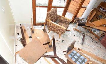 FOTO: Vandali zdemolovali chatu v Novej Bani. Spôsobili tým škodu za 19-tisíc eur