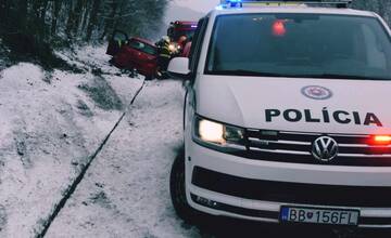 FOTO: Cesta z Brezna skončila prevráteným autom. Vodička nezvládla jazdu po zasneženej ceste