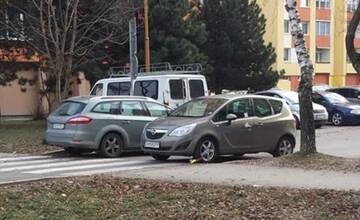 V Brezne sa uvoľnilo osem parkovacích miest, kde stáli nepojazdné vraky