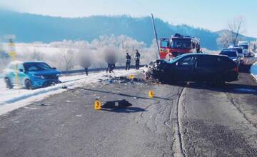 FOTO: Hrozivá nehoda pri obci Telgárt. Jedného vodiča museli previesť do nemocnice
